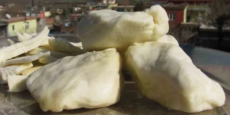 Gaziantep’in Araban ilçesinin kırsal mahallelerinde doğal bitki örtüsüyle beslenen keçilerin sütünden geleneksel yönteml