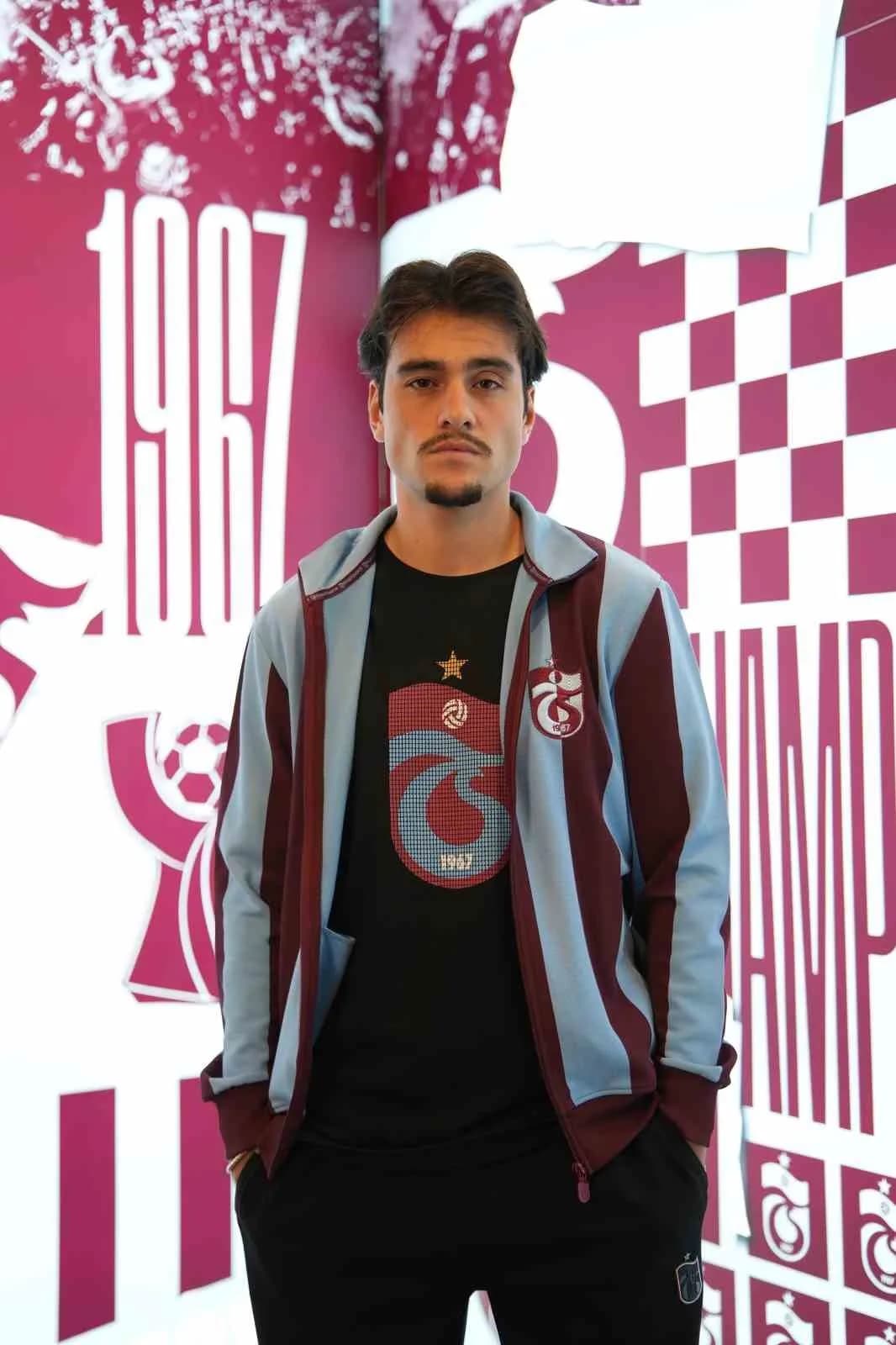 Aral Şimşir, Trabzonspor formasıyla saha içinde poz veriyor