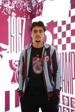 Aral Şimşir, Trabzonspor formasıyla saha içinde poz veriyor