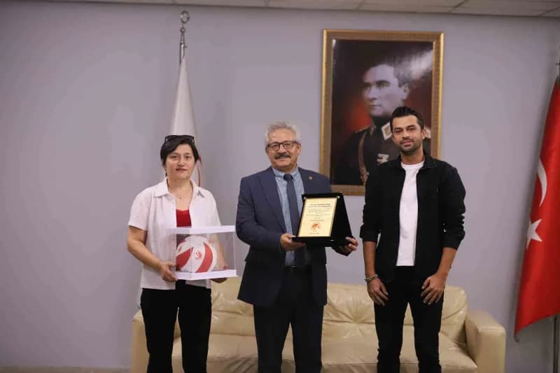 Aras Kargo Spor Kulübü oyuncuları ve seyirciler, Dünya Hayvanları Koruma Günü kapsamında hayvanlara destek için düzenlen