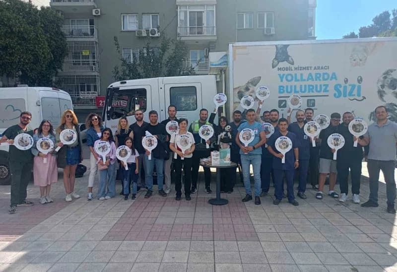 Maça gelen seyircilere küçük paketler hâlinde bin adet köpek maması dağıtıldı.