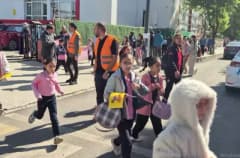 Ardahan'da öğrenci servis şoförleri ve rehber personele reflektörlü yelek dağıtımı yapılırken çekilmiş fotoğraf