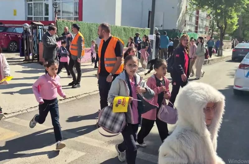 Ardahan'da öğrenci servis şoförleri ve rehber personele reflektörlü yelek dağıtımı yapılırken çekilmiş fotoğraf