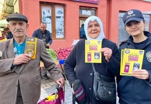 Ardahan İl Emniyet Müdürlüğü polis ekipleri vatandaşlara telefon dolandırıcılığı ve kadına yönelik şiddet konularında bi