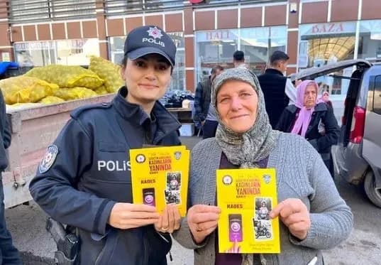 Polisten çifte Uyarı: dolandırıcılara dikket, KADINA şiddete gerek yok. (Olgun yıldız/Ardahan-iha)
