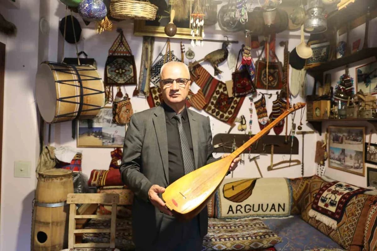 Arguvan Belediye Başkanı Ersoy Eren’in evinde sergilenen tarihi tarım aletleri ve el emeği ürünler