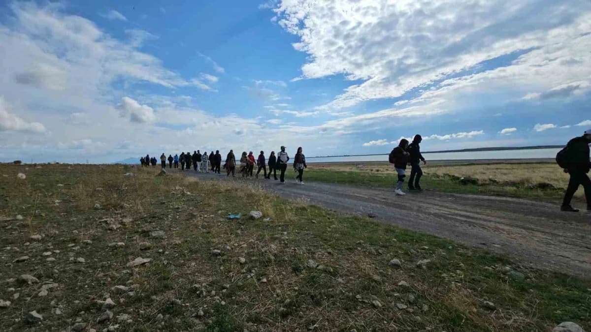 Bitlis Adilcevaz'da Arin Gölü çevresinde düzenlenen doğa yürüyüşü etkinliğinden bir görüntü