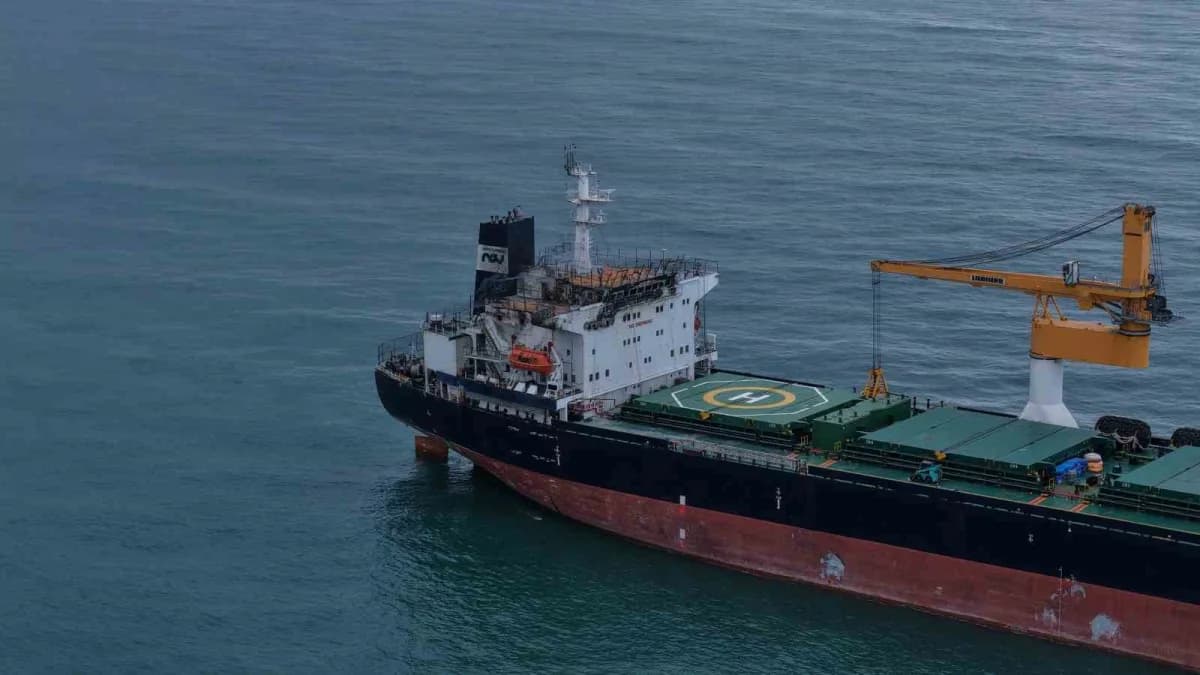 Karadeniz’de dron saldırısına uğrayan ARINA A kuru yük gemisi Trabzon açıklarında demirlemiş halde