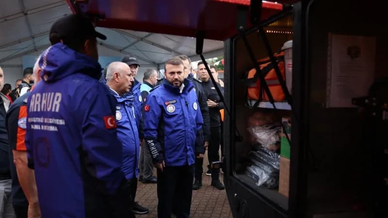 Arnavutköy’de afetlere karşı hizmete alınan acil durum konteynerleri ve tören katılımcıları