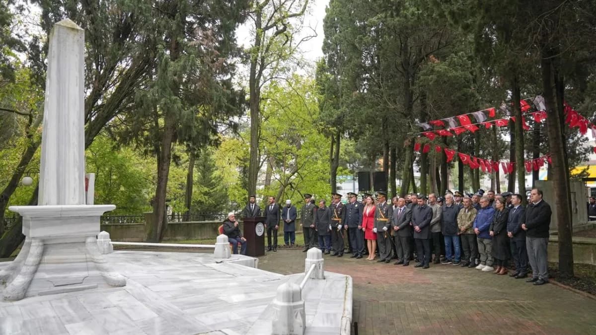 Yürüyüşün ardından Cumhuriyet Meydanı'nda bulunan Atatürk Anıtı'na çelenk sunma töreni gerçekleştiri