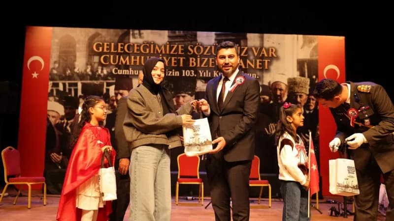 Program kapsamında Cumhuriyet Bayramı dolayısıyla düzenlenen etkinlik ve yarışmalarda başarı elde ed