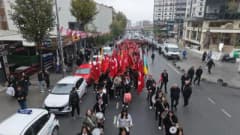 Arnavutköy’de 29 Ekim Cumhuriyet Bayramı kutlamalarında öğrenciler ve vatandaşlar törenlere