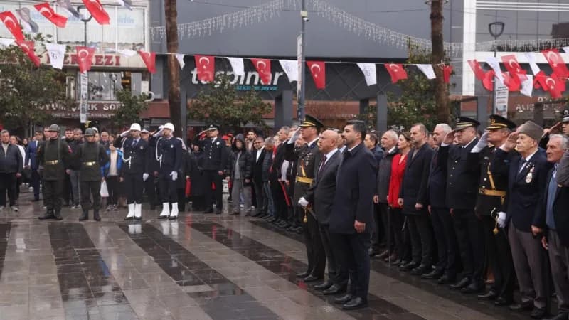 Yürüyüşün ardından Cumhuriyet Meydanı'nda bulunan Atatürk Anıtı'na çelenk sunma töreni gerçekleştiri