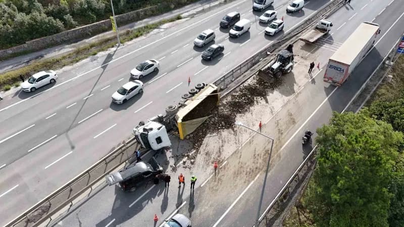 Kilometrelerce araç kuyruğu dronla havadan görüntülendi.