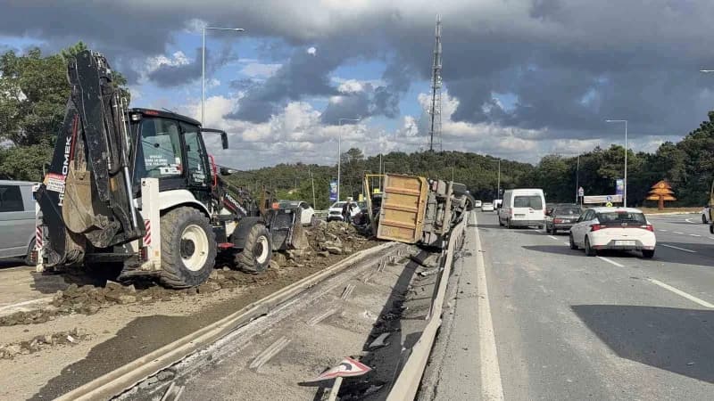 Arnavutköy Eski Edirne Asfaltı Caddesi’nde devrilen hafriyat kamyonu ve yola saçılan molozlar