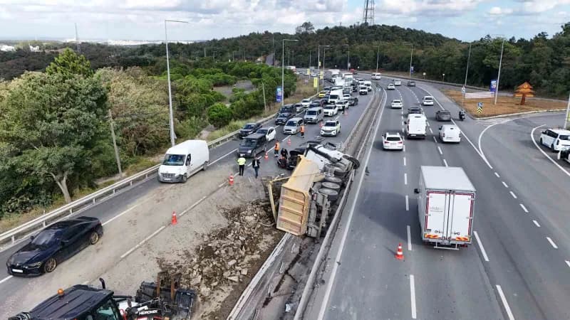 Kilometrelerce araç kuyruğu dronla havadan görüntülendi.