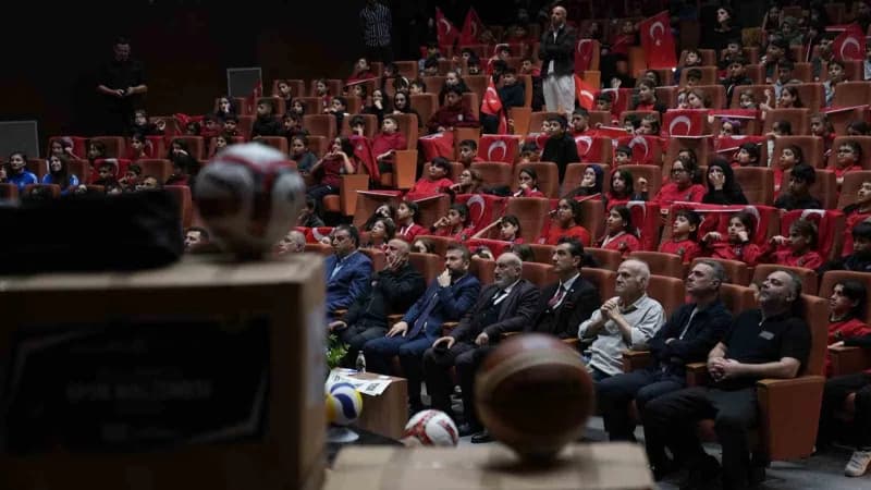 Arnavutköy Belediyesi'nce öğrencilerin sportif faaliyetlere katılımını artırmak ve okullardaki Spor