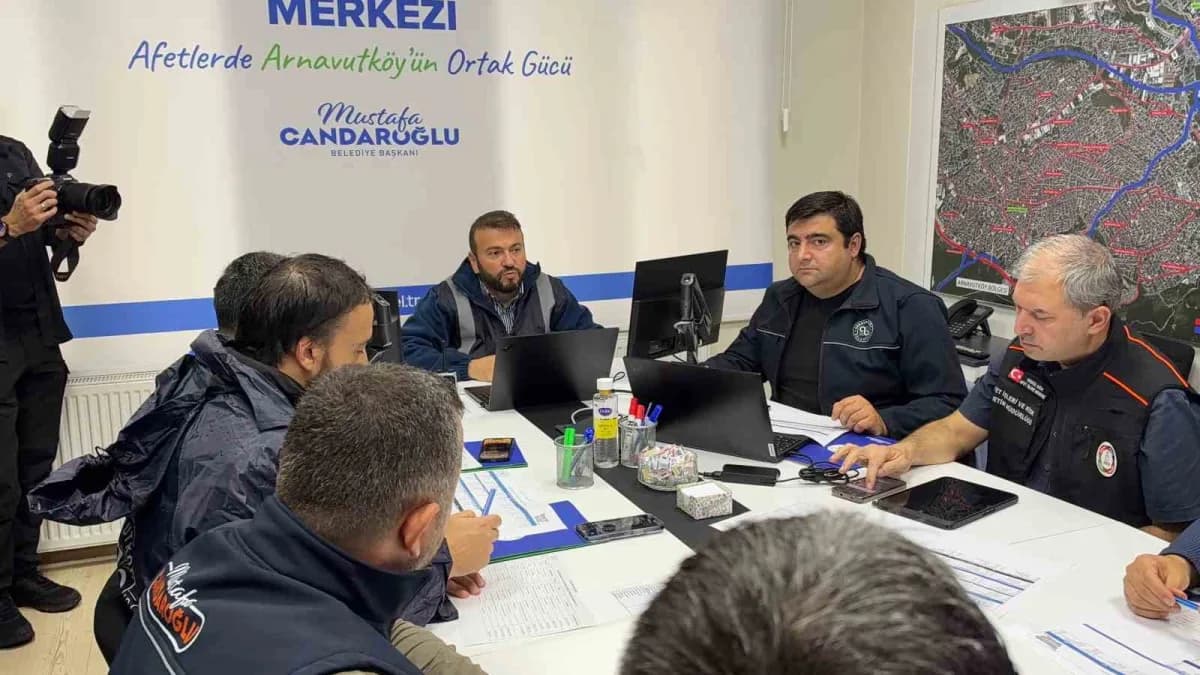 Arnavutköy’de sağanak yağış sonrası belediye ekipleri 300 personel ve 80 araçla müdahale çalışmalarını sürdürüyor