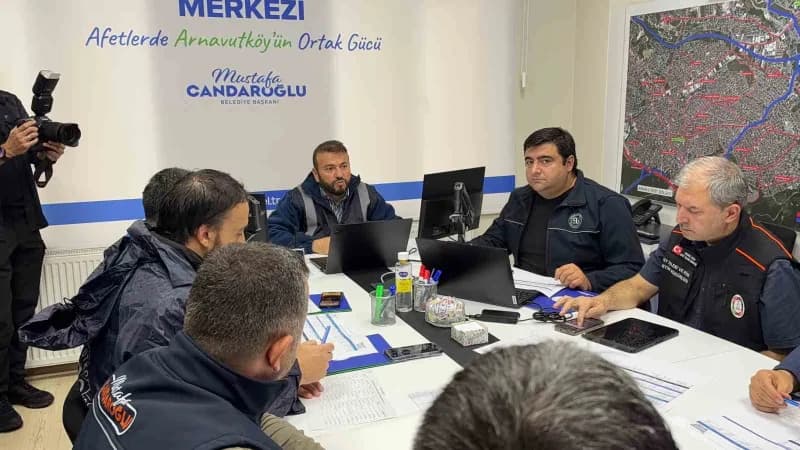 Arnavutköy’de sağanak yağış sonrası belediye ekipleri 300 personel ve 80 araçla müdahale çalışmalarını sürdürüyor