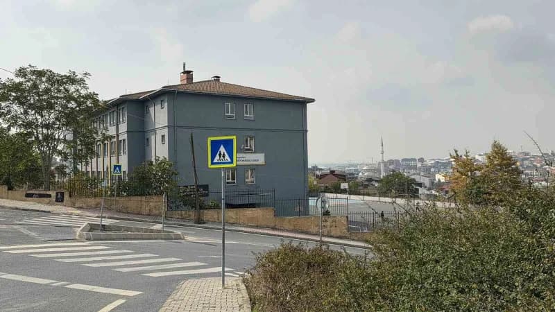 Arnavutköy Anadolu Lisesi önünde polis ekiplerinin güvenlik önlemi aldığı okul çevresi