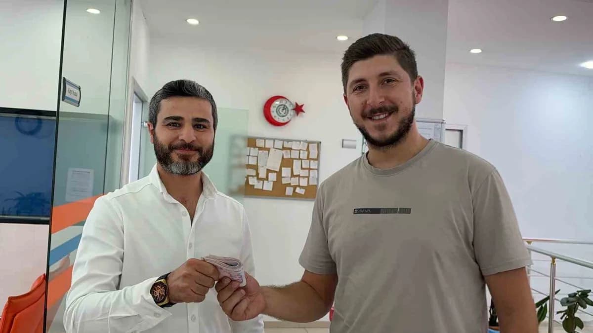 İstanbul'da taksi şoförlüğü yapan Fatih Sarıoğlu (Sağda), Sürücü kursu sahibi Muhammet Selim Çelik (Solda)