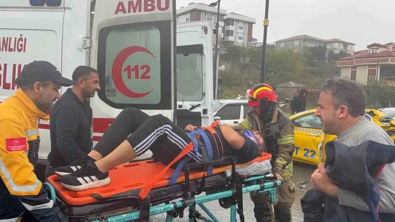 Araçlarda sıkışan yaralılar itfaiye ekipleri tarafından kurtarılarak hastaneye kaldırıldı.