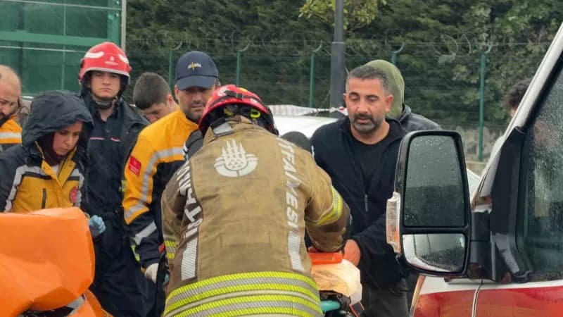 Araçlarda sıkışan yaralılar itfaiye ekipleri tarafından kurtarılarak hastaneye kaldırıldı.