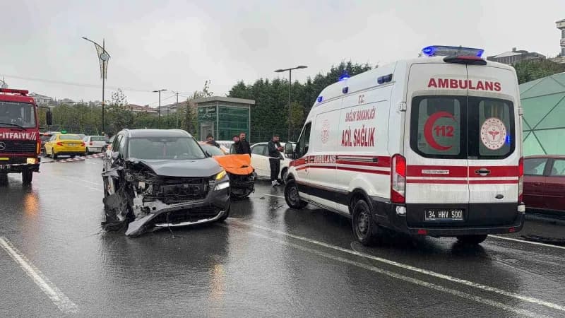 İstanbul'da etkili olan şiddetli sağanak yağış sırasında Arnavutköy'de iki ticari taksi, iki park halindeki otomobil ve
