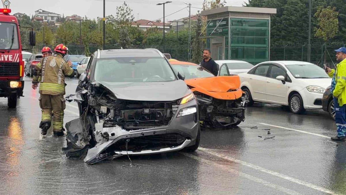 Arnavutköy Atatürk Caddesi’nde sağanak yağış sırasında 5 aracın karıştığı trafik kazası sonrası olay yeri