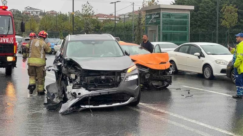 Arnavutköy Atatürk Caddesi’nde sağanak yağış sırasında 5 aracın karıştığı trafik kazası sonrası olay yeri
