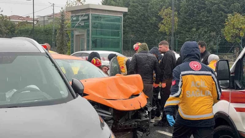 İstanbul'da etkili olan şiddetli sağanak yağış sırasında Arnavutköy'de iki ticari taksi, iki park halindeki otomobil ve