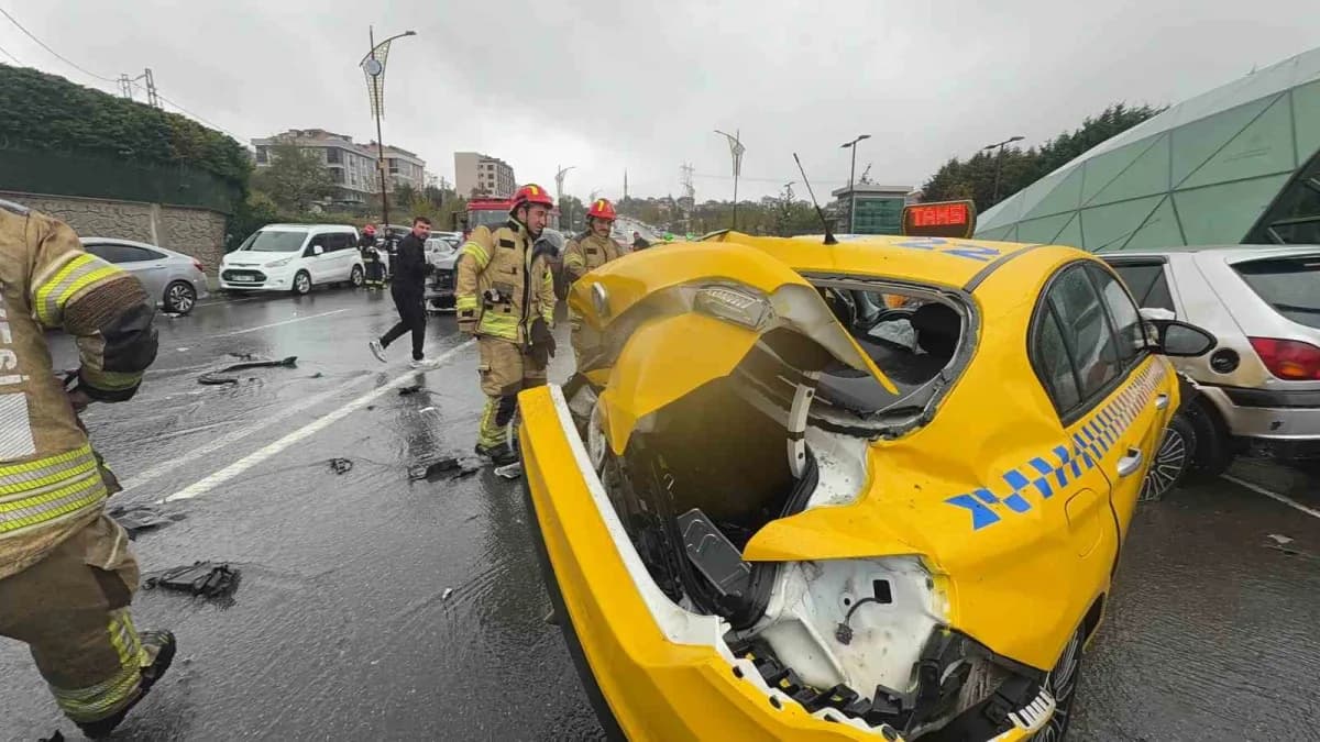 İstanbul'da etkili olan şiddetli sağanak yağış sırasında Arnavutköy'de iki ticari taksi, iki park halindeki otomobil ve