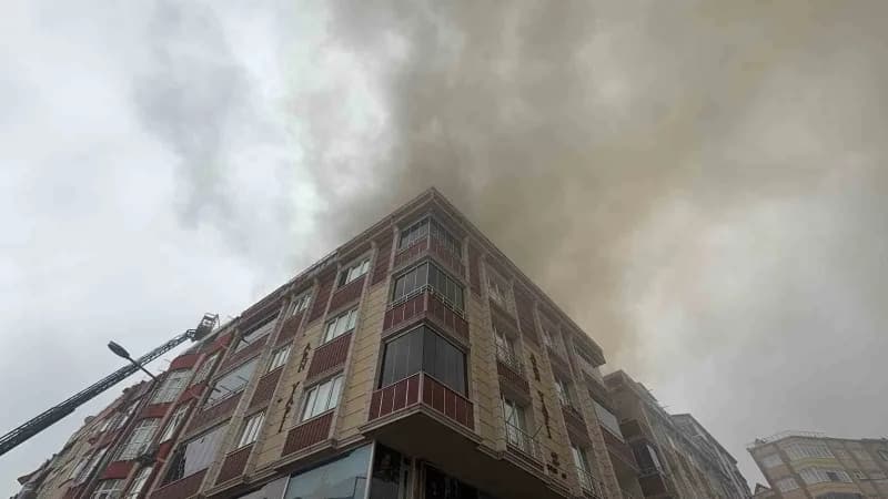 Arnavutköy’de 5 katlı bir Binanın çatı katında çıkan Yangın, rüzgarın etkisiyle büyüyerek bitişikteki Binanın çatısına s