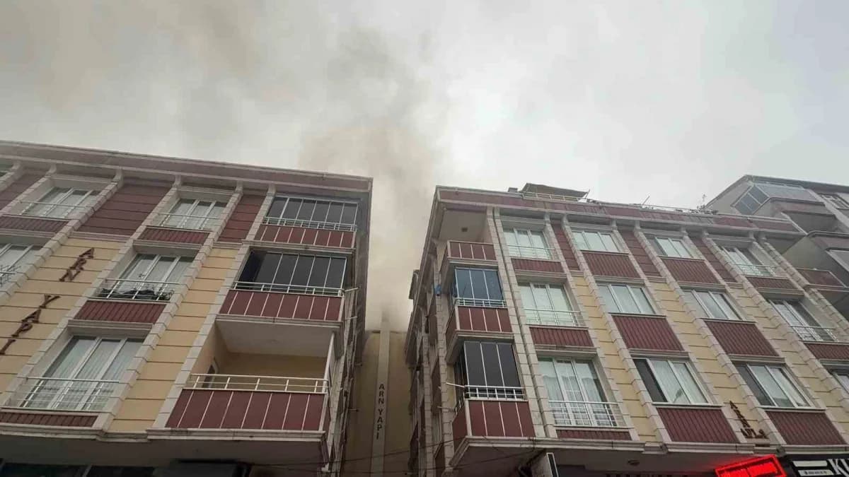 Arnavutköy’de 5 katlı bir Binanın çatı katında çıkan Yangın, rüzgarın etkisiyle büyüyerek bitişikteki Binanın çatısına s