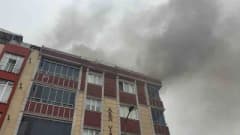 Arnavutköy’de 5 katlı binanın çatısında çıkan yangın ve itfaiye ekiplerinin müdahalesi
