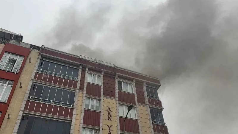 Arnavutköy’de 5 katlı binanın çatısında çıkan yangın ve itfaiye ekiplerinin müdahalesi