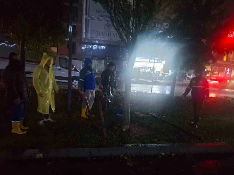 Arnavutköy’de yoğun yağış nedeniyle belediye ekipleri su tahliyesi ve kanal temizliği yapıyor