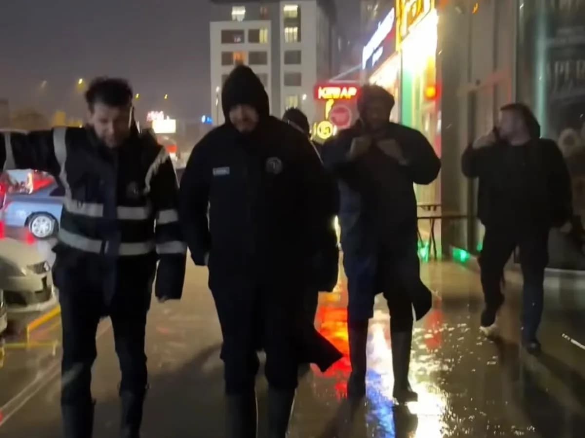 İstanbul’da etkili olan Yoğun yağışa karşı Arnavutköy Belediyesi, 300 personel ve 80 araçla 7/24 sahada görev yapıyor. S