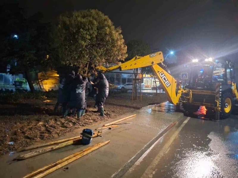 İstanbul’da etkili olan Yoğun yağışa karşı Arnavutköy Belediyesi, 300 personel ve 80 araçla 7/24 sahada görev yapıyor. S