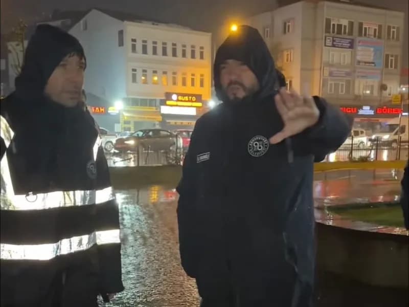 İstanbul’da etkili olan Yoğun yağışa karşı Arnavutköy Belediyesi, 300 personel ve 80 araçla 7/24 sahada görev yapıyor. S