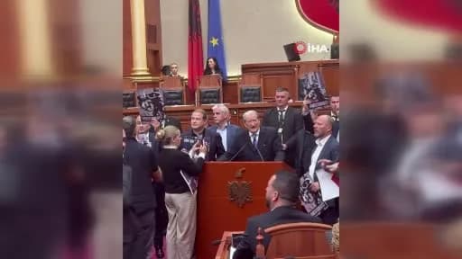 Arnavutluk Parlamentosu’nda muhalefet milletvekilleri meşale yakarak protesto ediyor
