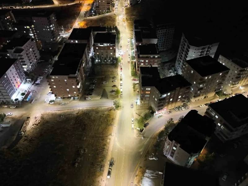 Mardin Artuklu’da yeni elektrik şebekesi ve aydınlatma sistemlerinin devreye alınması sonrası gece görünümü