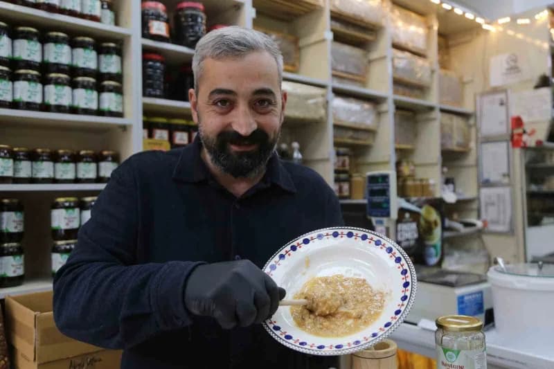 Karışımı anlatan şarküteri sahibi Erkan Büyük