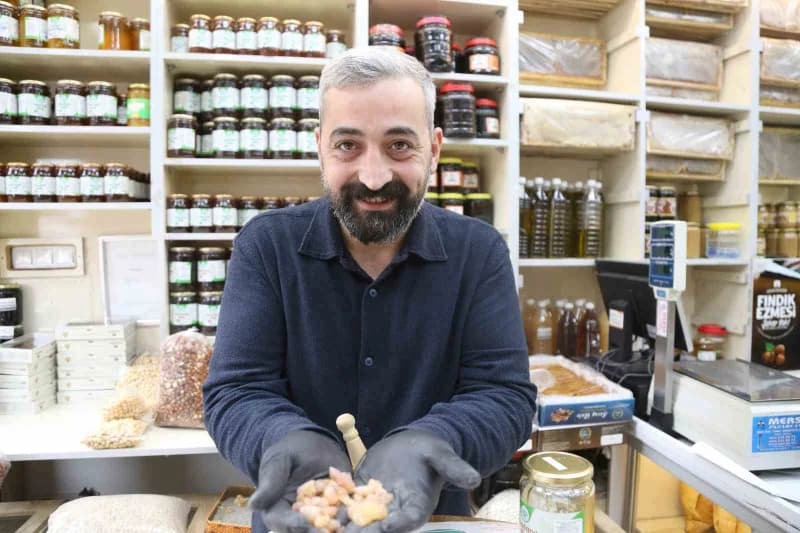 Karışımı anlatan şarküteri sahibi Erkan Büyük