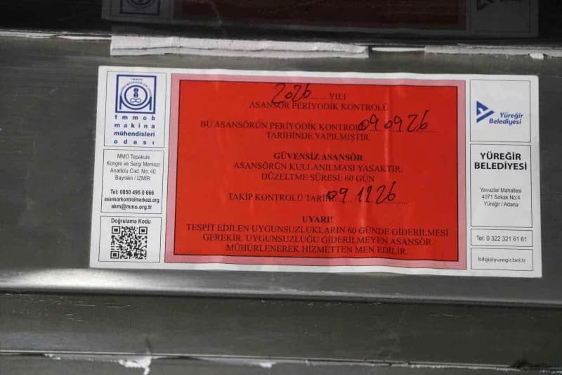 Adana’da 11 katlı apartmanın sakinleri, sık sık arızalanan asansör nedeniyle mağduriyet yaşadıklarını belirterek adeta i