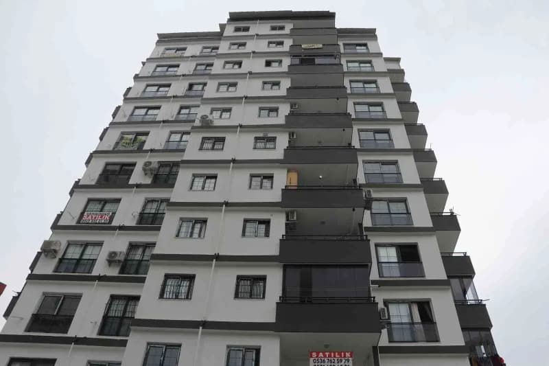 Adana’da 11 katlı apartmanın sakinleri, sık sık arızalanan asansör nedeniyle mağduriyet yaşadıklarını belirterek adeta i