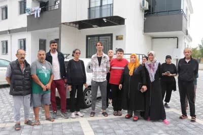 Adana Yüreğir'de 11 katlı binada kırmızı etiketli asansörün giriş kapısı ve uyarı afişi