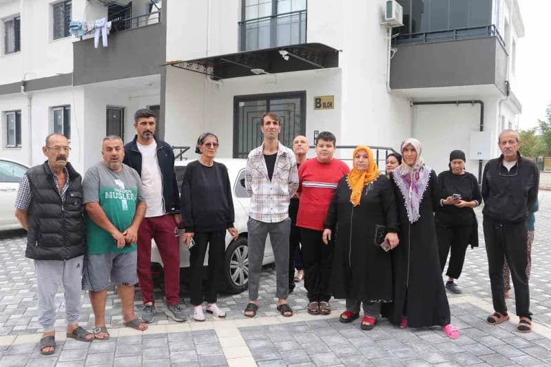 Adana Yüreğir'de 11 katlı binada kırmızı etiketli asansörün giriş kapısı ve uyarı afişi