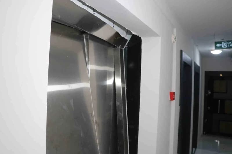 Adana’da 11 katlı apartmanın sakinleri, sık sık arızalanan asansör nedeniyle mağduriyet yaşadıklarını belirterek adeta i