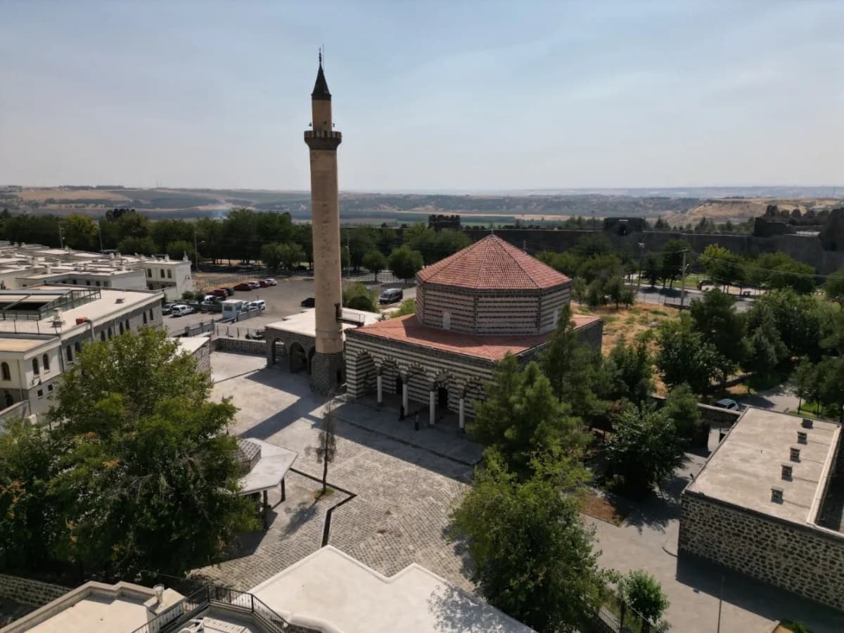 Kültür ve Turizm Bakanı Mehmet Nuri Ersoy, sosyal medya paylaşımında Diyarbakır ve Bingöl’de restorasyonu tamamlanan ası